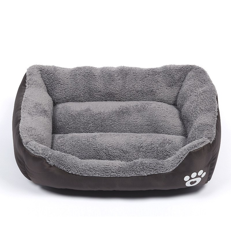 Cozy Fleece Pet Bed with Waterproof Bottom for All Pet Sizes - Image 2